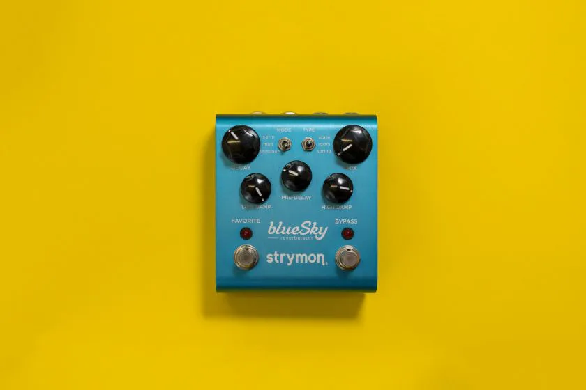 Strymon Bluesky vor gelbem Hintergrund - Produktfotografie Tutorial
