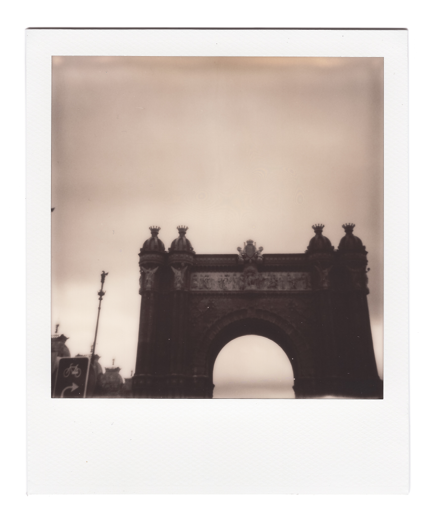 Arc de Triomf in Barcelona, fotografiert mit einer Polaroid 600 auf Impossible Project Film