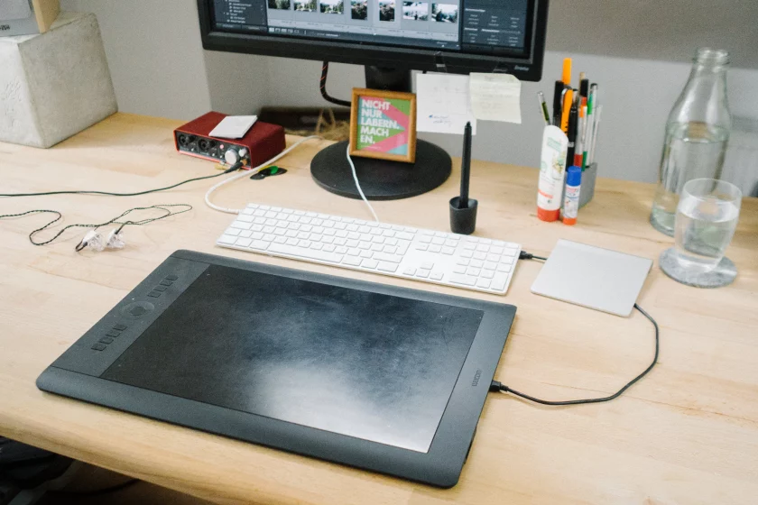 Bild eines Wacom Intuos Pro auf einem Schreibtisch
