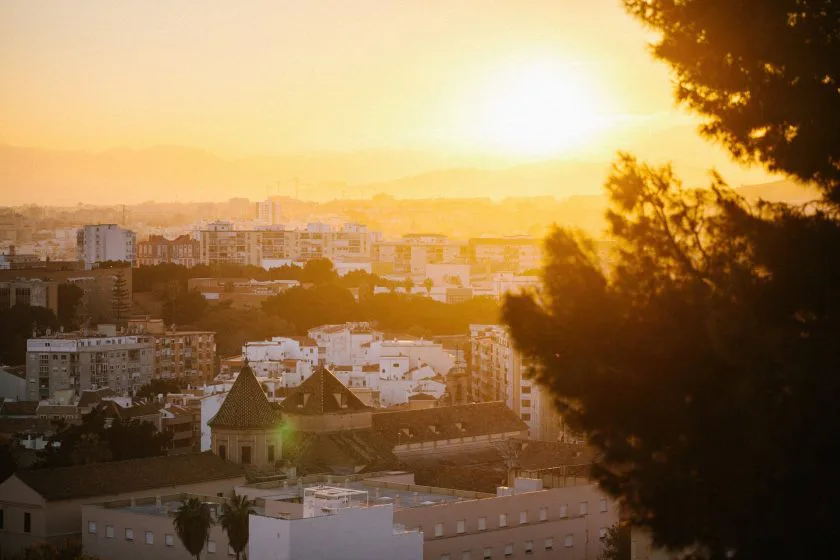 Landschaftsfotografie mit Teleobjektiv - Malaga im Sonnenuntergang