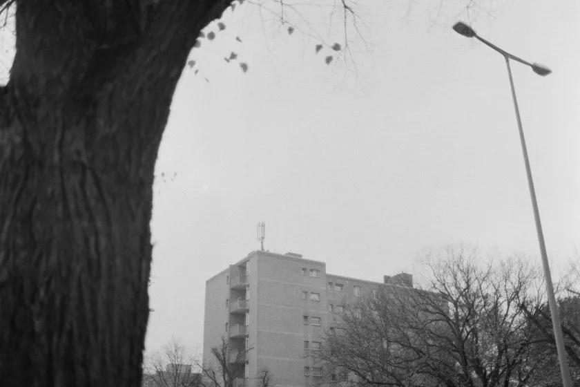 Plattenbau in Berlin - Testbericht Lomo Earl Grey 100 Schwarzweiß-Film