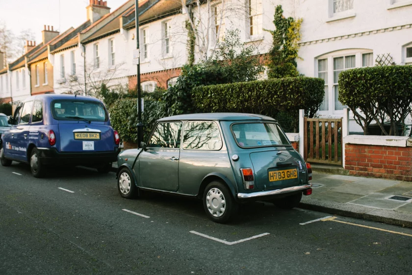 Ein alter Mini am Straßenrand in London – Was können Fotografen gegen den Klimawandel tun?