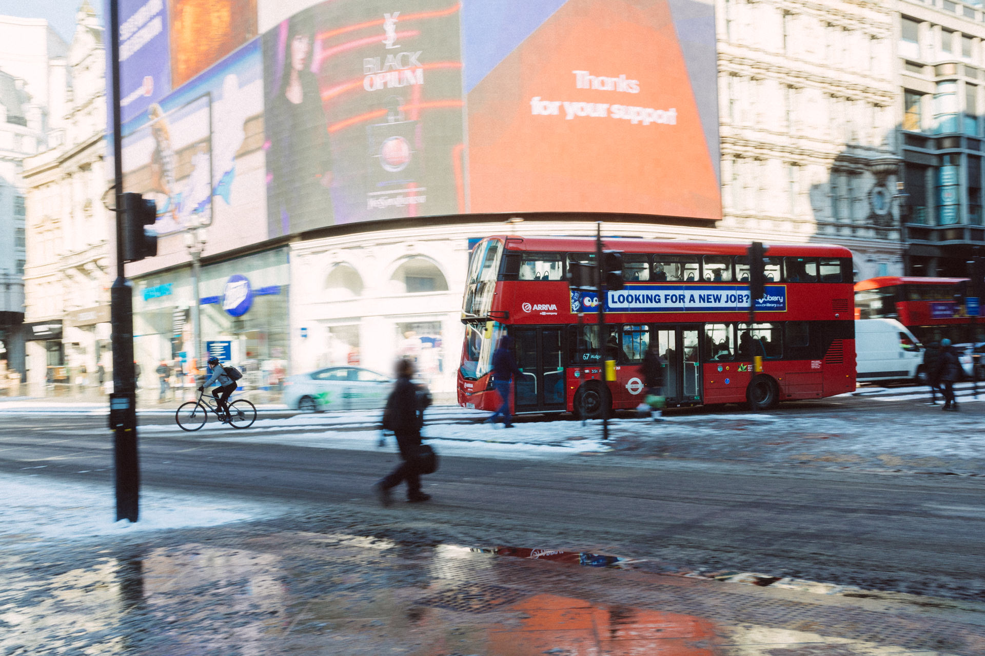 roter Doppeldecker-Bus auf dem Picadilly Circus in London