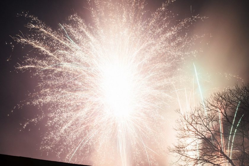 Überbelichtung beim Fotografieren einer Feuerwerksbatterie an Silvester