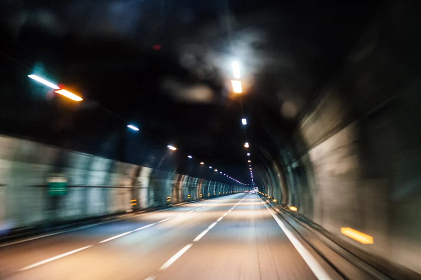 Bild eines Tunnels im Geschwindigkeitsrausch