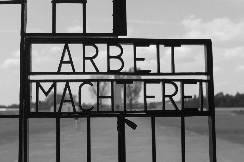 Eingangstor KZ Sachsenhausen mit der Inschrift "Arbeit macht frei"