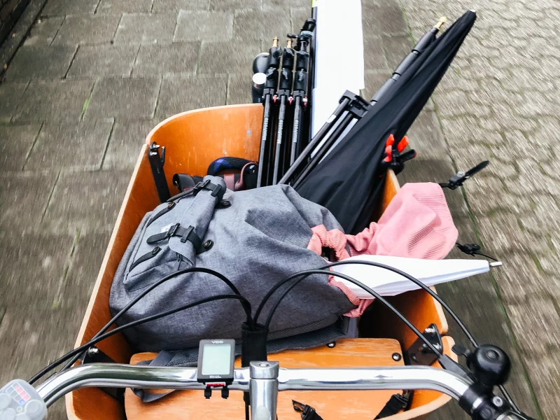 Lastenrad, voll bepackt mit Foto-Equipment