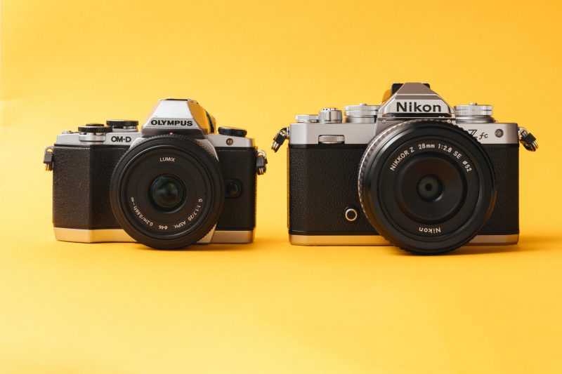 Größenvergleich zwischen der Olympus OM-D E-M10 und der Nikon Z fc
