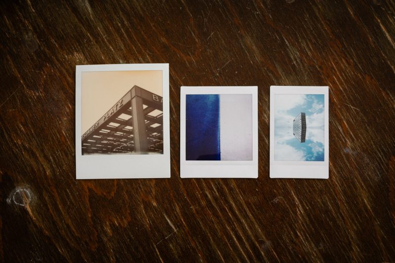 Größenvergleich: Links ein Polaroid, in der Mitte ein Instax Square, rechts ein Instax Mini