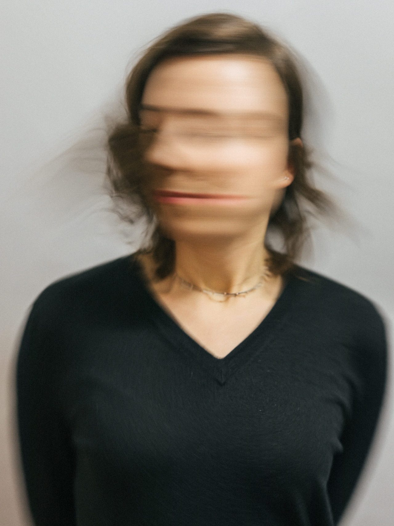 Frau fotografiert mit langer Belichtungszeit, sie schüttelt den Kopf