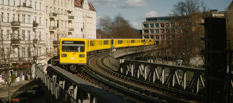 Blick auf einen ankommenden S-Bahn-Zug am Görlitzer Bahnhof.